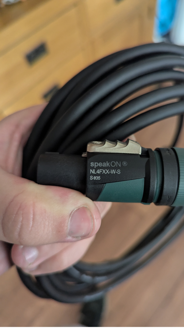 Speakon connector